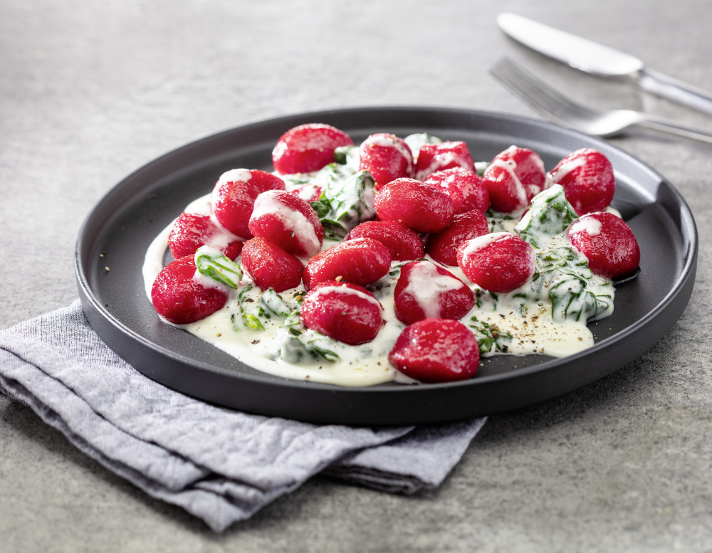Gnocchi di barbabietole auf Blattspinat und Parmesan | BÜRGER PROFIKÜCHE